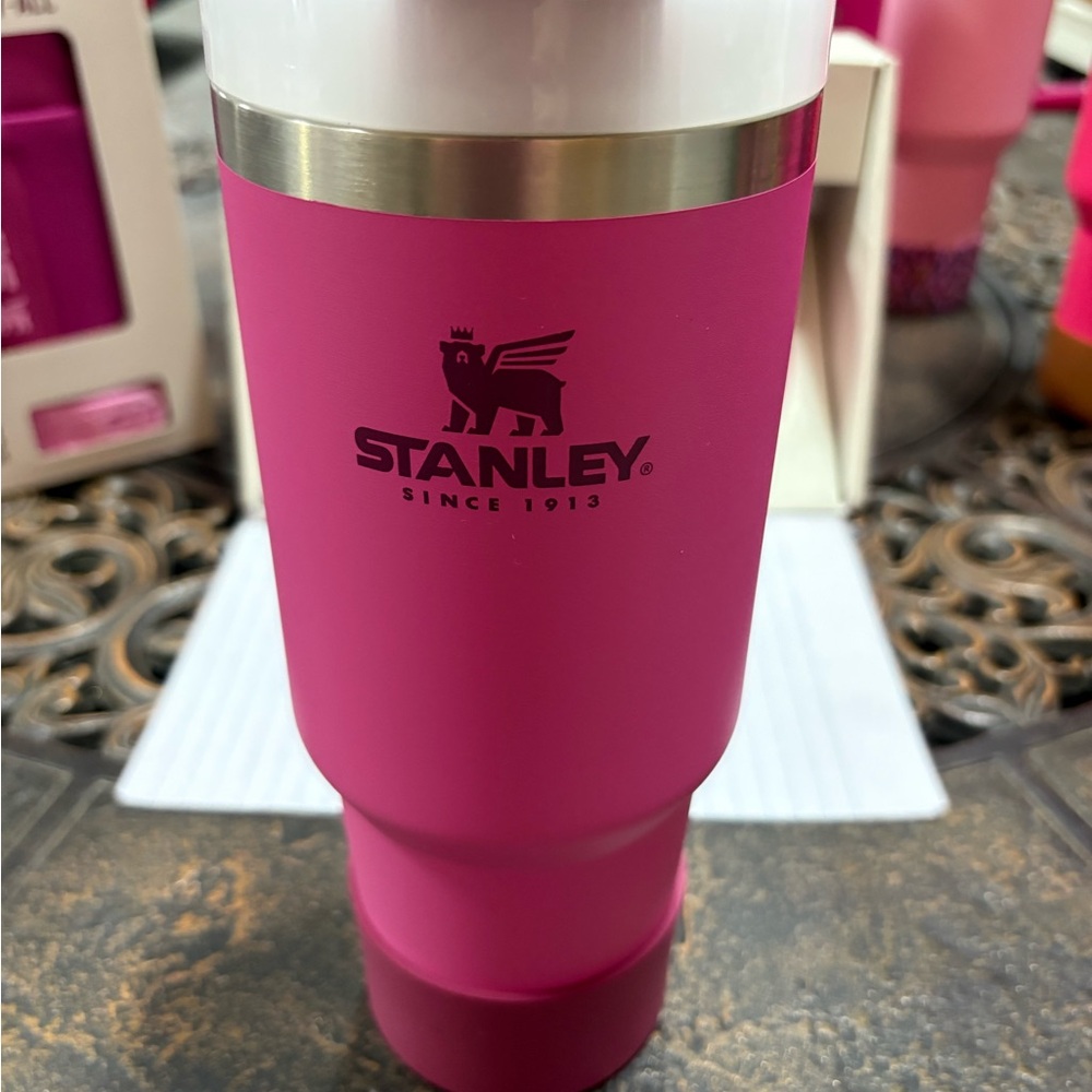 Stanley 30oz mug with no handle and has matching boot. Never used bnnu.